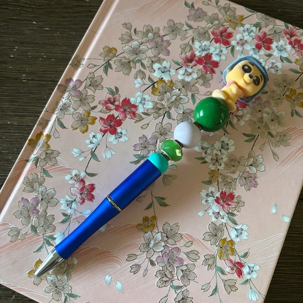 Disney Doorables: Winnie the Pooh: Pooh Bear flying handmade beaded pen